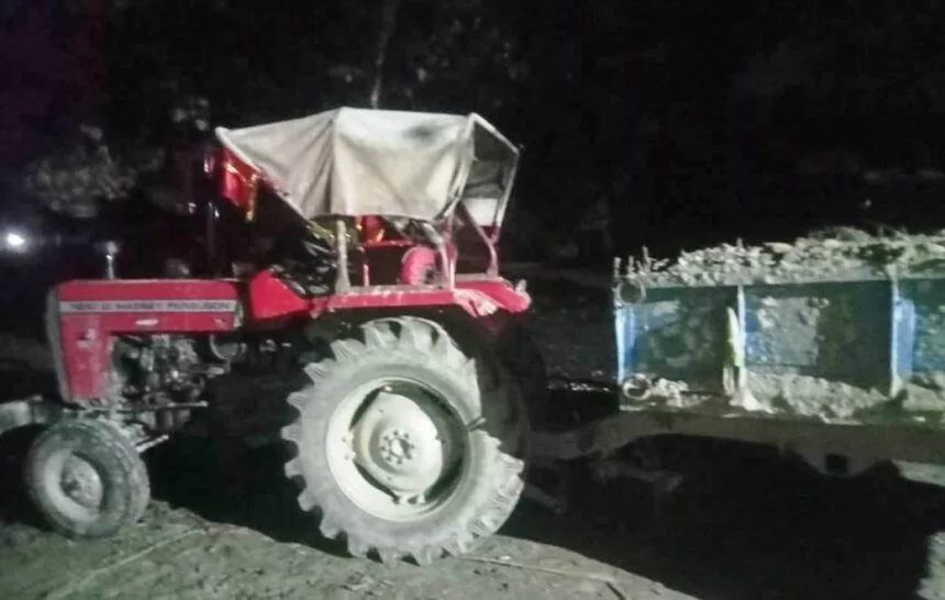 पुलिस ने अवैध रूप से सफेद बालू लदे ट्रैक्टर को किया जब्त 1