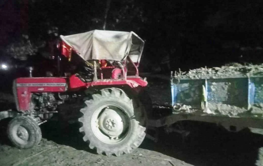 पुलिस ने अवैध रूप से सफेद बालू लदे ट्रैक्टर को किया जब्त 2