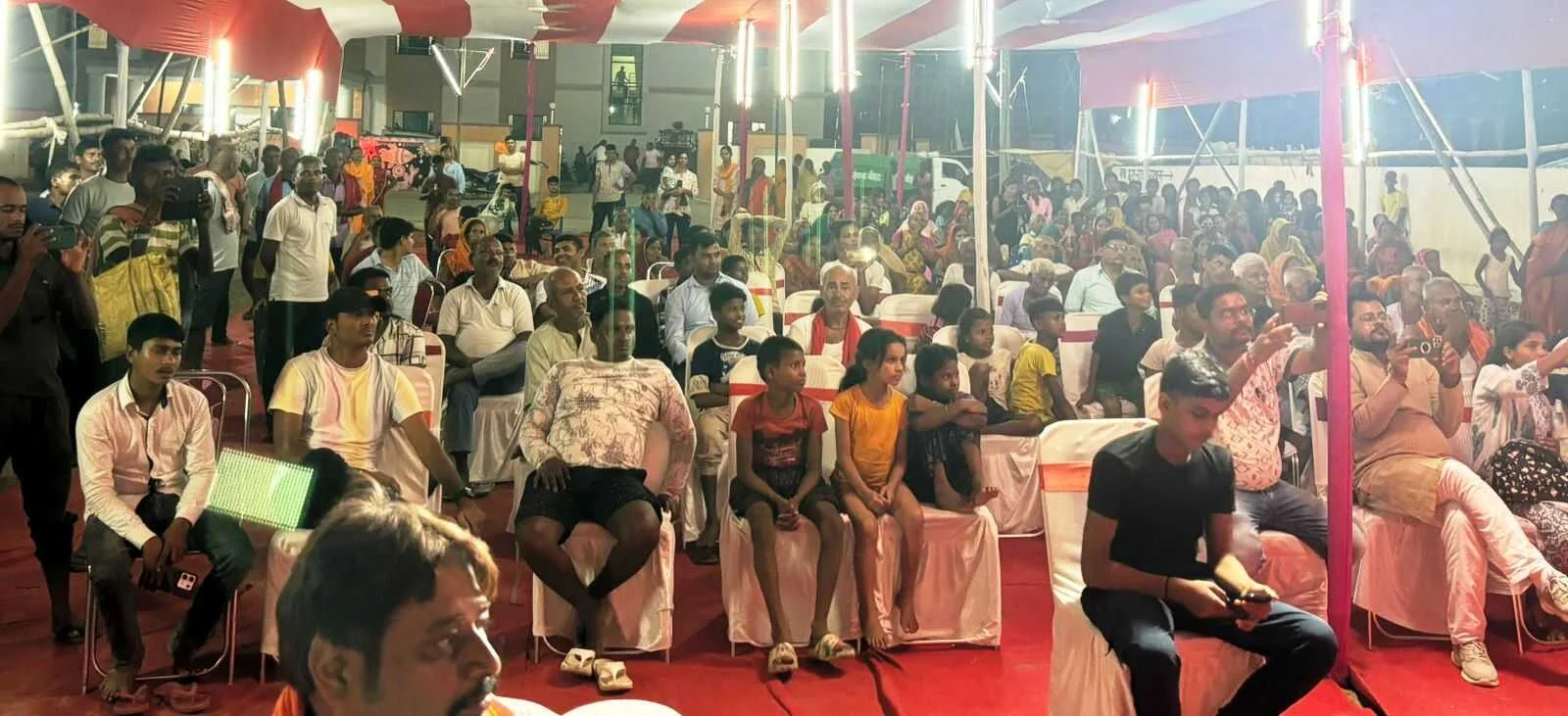 राजकीय कल्पवास मेला सिमरिया धाम में कलाकारों ने मां गंगा की आरती एवं उनकी महिमा के गीतों पर दर्शकों को भाव विभोर कर दिया 4