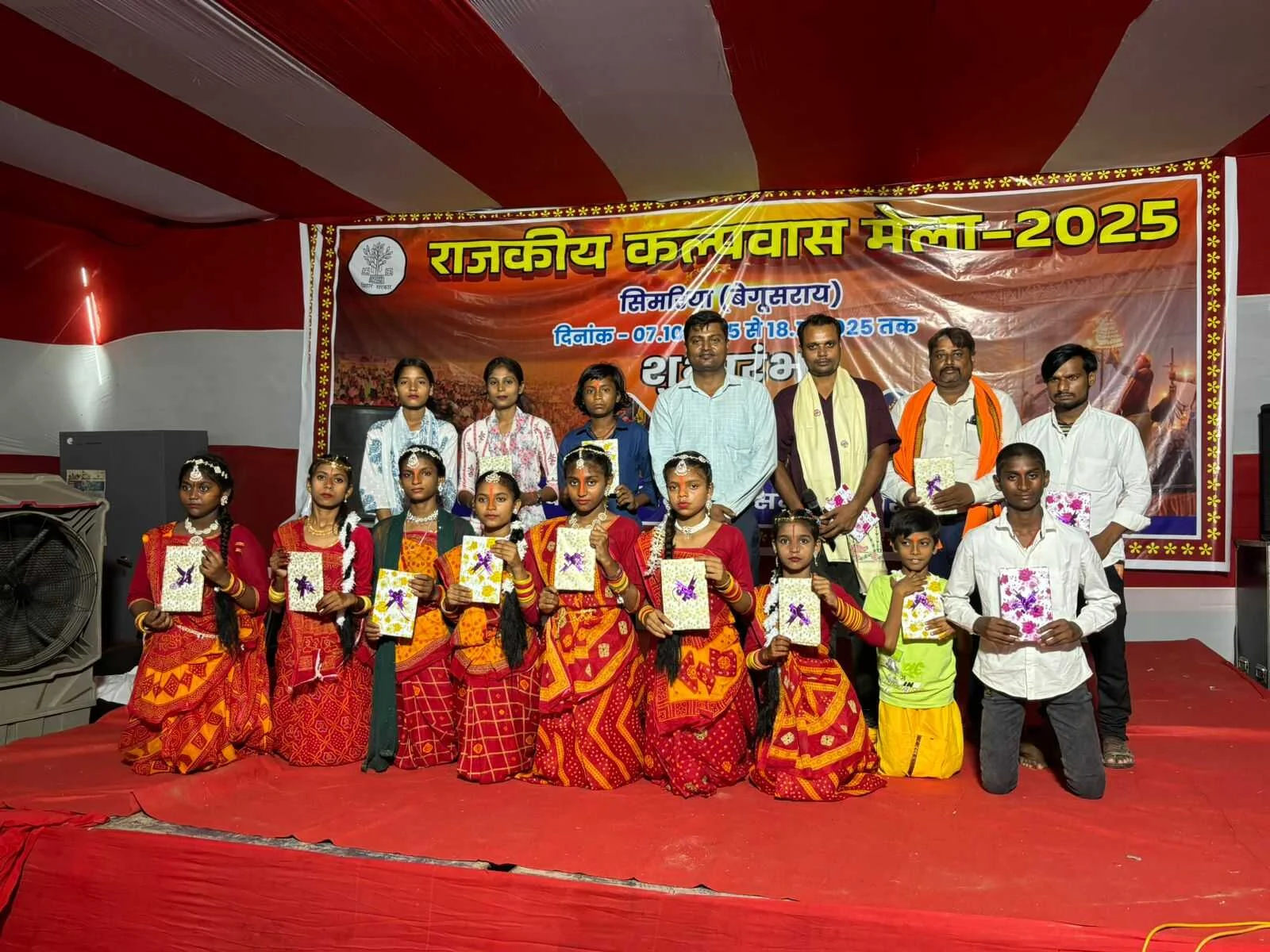 राजकीय कल्पवास मेला सिमरिया धाम में कलाकारों ने मां गंगा की आरती एवं उनकी महिमा के गीतों पर दर्शकों को भाव विभोर कर दिया 3