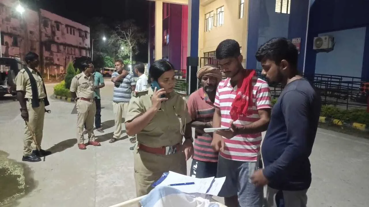 नालंदा: ढाबा से खाना खाकर घर लौट रहे तीन युवक हुआ सड़क हादसे का शिकार, दो युवक की हुई मौत, एक युवक की हालत गंभीर 2