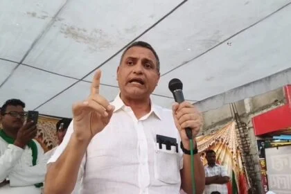 कैमूर में बक्सर से राजद सांसद सुधाकर सिंह ने मंच से नीतीश कुमार पर बोला हमला 14