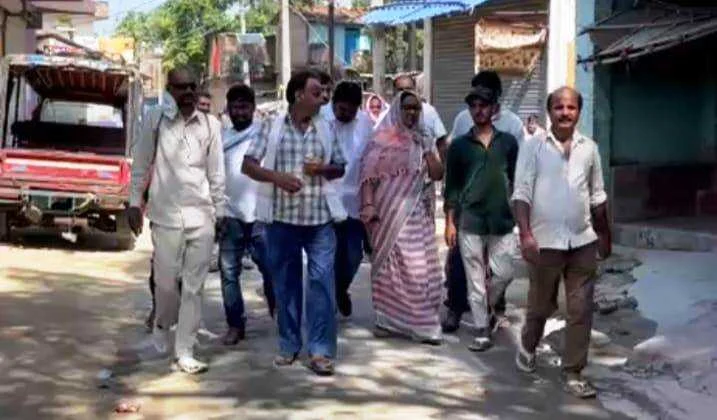 बेगूसराय महांगठबंधन के संभावित प्रत्याशी सह पूर्व विधायक अमिता भुषण ने की भवानंदपुर पंचायत में की पदयात्रा,  मतदाताओं से मांगा आशिर्वाद 3