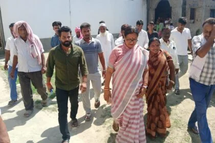 बेगूसराय महांगठबंधन के संभावित प्रत्याशी सह पूर्व विधायक अमिता भुषण ने की भवानंदपुर पंचायत में की पदयात्रा,  मतदाताओं से मांगा आशिर्वाद 21