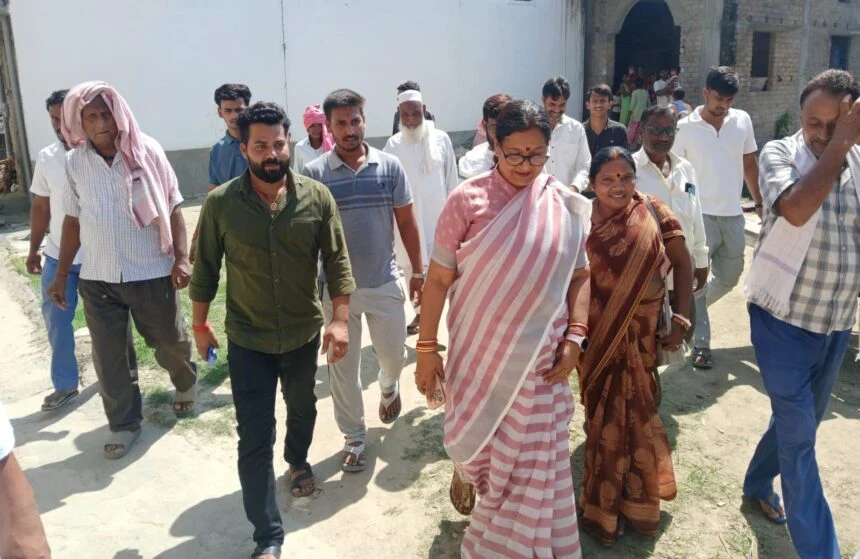 बेगूसराय महांगठबंधन के संभावित प्रत्याशी सह पूर्व विधायक अमिता भुषण ने की भवानंदपुर पंचायत में की पदयात्रा,  मतदाताओं से मांगा आशिर्वाद 1