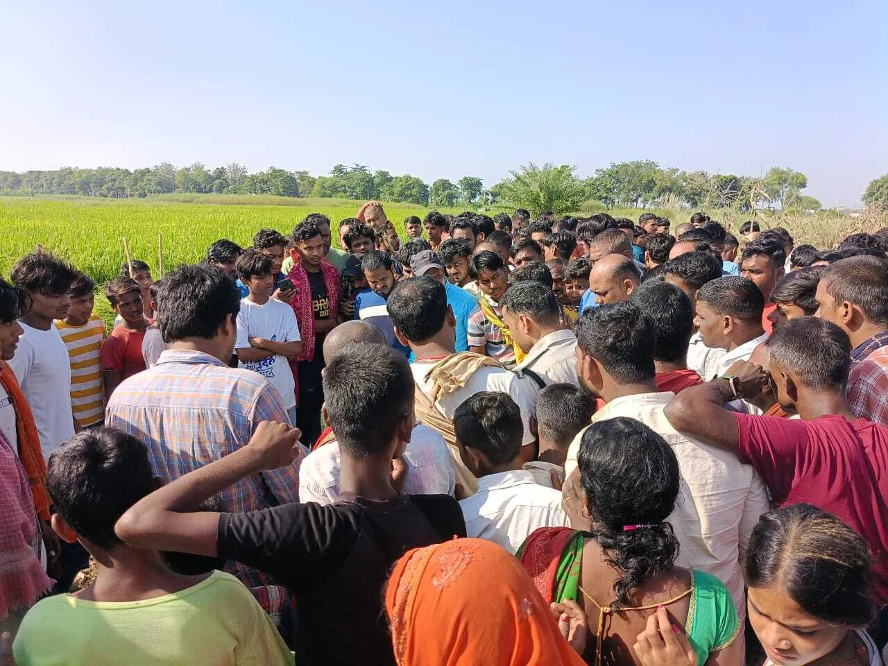 बछवाड़ा के कादराबाद बहियार में एक युवक का शव पुलिस ने किया बरामद, परिजनों ने जताई हत्या की आशंका   3