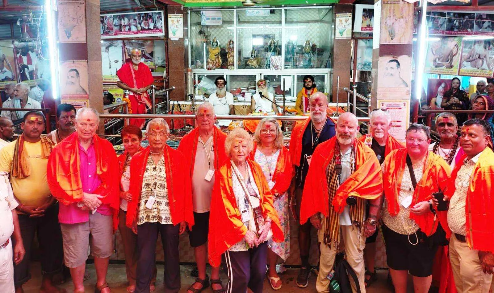 ग्यारह सदस्यीय विदेशी सैलानियों का जत्था सिमरिया धाम में भागवत कथा का किया श्रवण 2