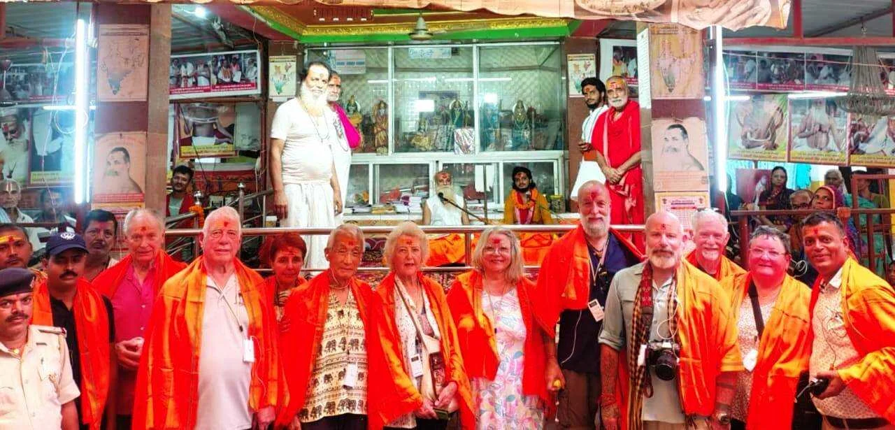 ग्यारह सदस्यीय विदेशी सैलानियों का जत्था सिमरिया धाम में भागवत कथा का किया श्रवण 3