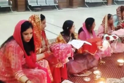 हर्षोल्लास के साथ मनाया गया करवा चौथ व्रत,सुहागिनों ने चंद्रमा दर्शन कर व्रत खोला 19