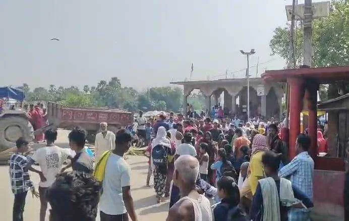 बछवाड़ा के कादराबाद में युवक की हत्या से आक्रोशित ग्रामीणों ने सड़क को किया जाम,आरोपी की जल्द गिरफ़्तारी की मांग 2