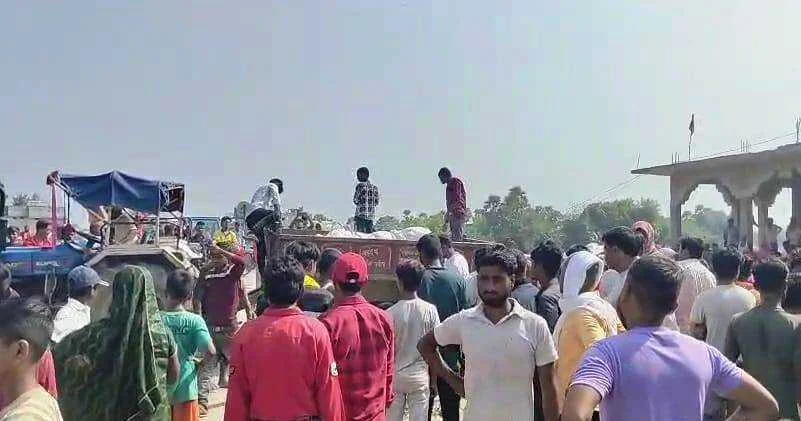 बछवाड़ा के कादराबाद में युवक की हत्या से आक्रोशित ग्रामीणों ने सड़क को किया जाम,आरोपी की जल्द गिरफ़्तारी की मांग 3