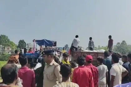 बछवाड़ा के कादराबाद में युवक की हत्या से आक्रोशित ग्रामीणों ने सड़क को किया जाम,आरोपी की जल्द गिरफ़्तारी की मांग 28