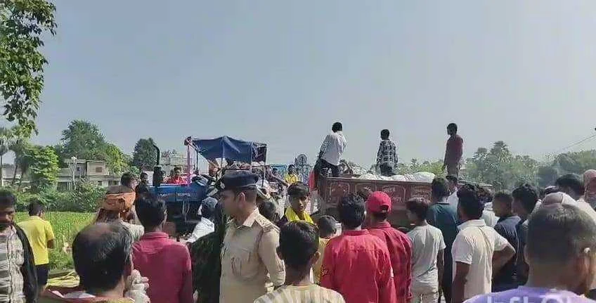 बछवाड़ा के कादराबाद में युवक की हत्या से आक्रोशित ग्रामीणों ने सड़क को किया जाम,आरोपी की जल्द गिरफ़्तारी की मांग 1