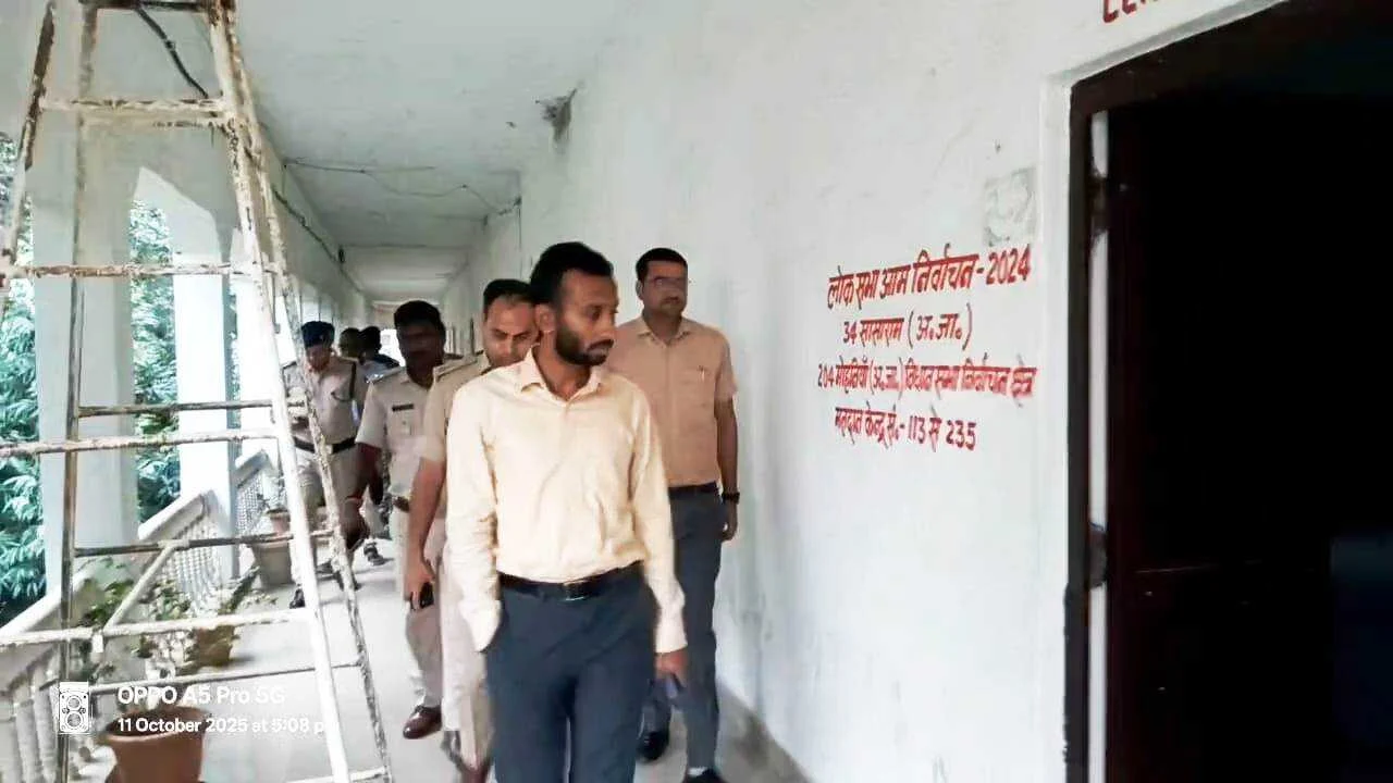 कैमूर: ईवीएम डिस्पैच सेंटर का एसडीओ मोहनियां ने किया निरीक्षण, दिए कई निर्देश 4