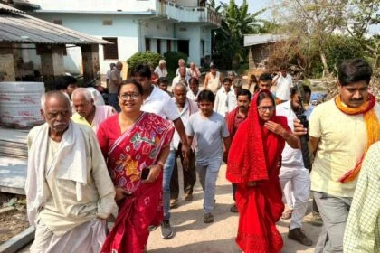 वीरपुर प्रखंड के नौला पंचायत में पूर्व विधायक अमिता भुषण ने की पदयात्रा, मांगी आशिर्वाद 17