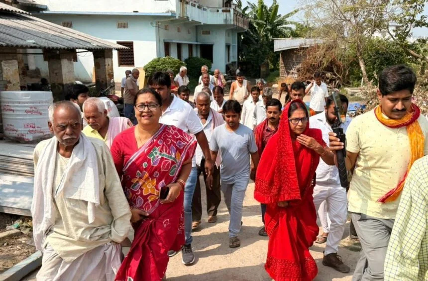 वीरपुर प्रखंड के नौला पंचायत में पूर्व विधायक अमिता भुषण ने की पदयात्रा, मांगी आशिर्वाद 1