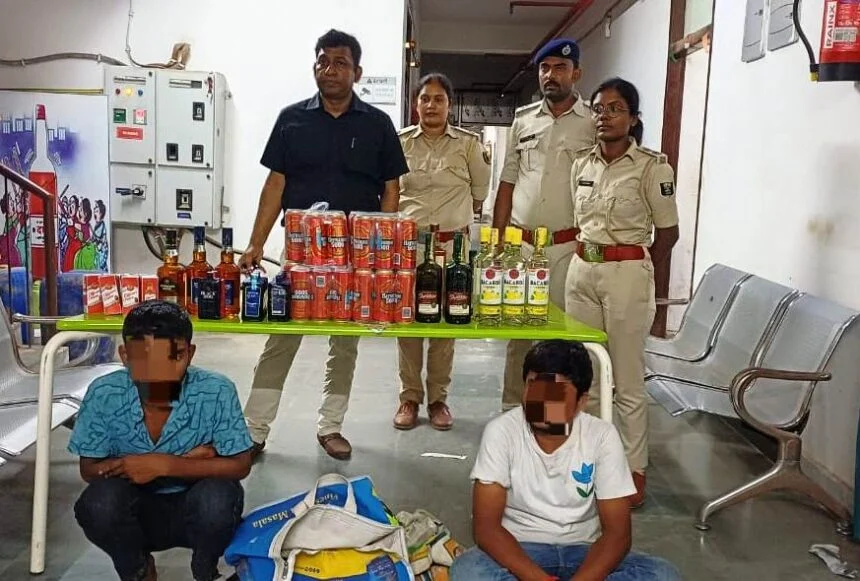 नालंदा में मध्यनिषेध विभाग की बड़ी कार्रवाई, अवैध विदेशी शराब का भंडाफोड़, दो तस्कर गिरफ्तार 1