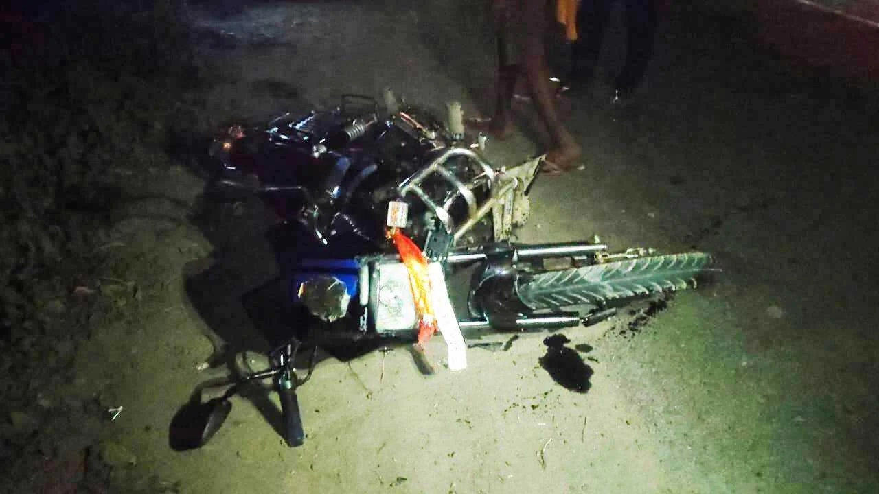 बछवाड़ा के एनएच 28 पर ट्रेक्टर और बाइक की टक्कर में बाइक चालक की मौत, दो सवार बुरी तरह से जख्मी 4