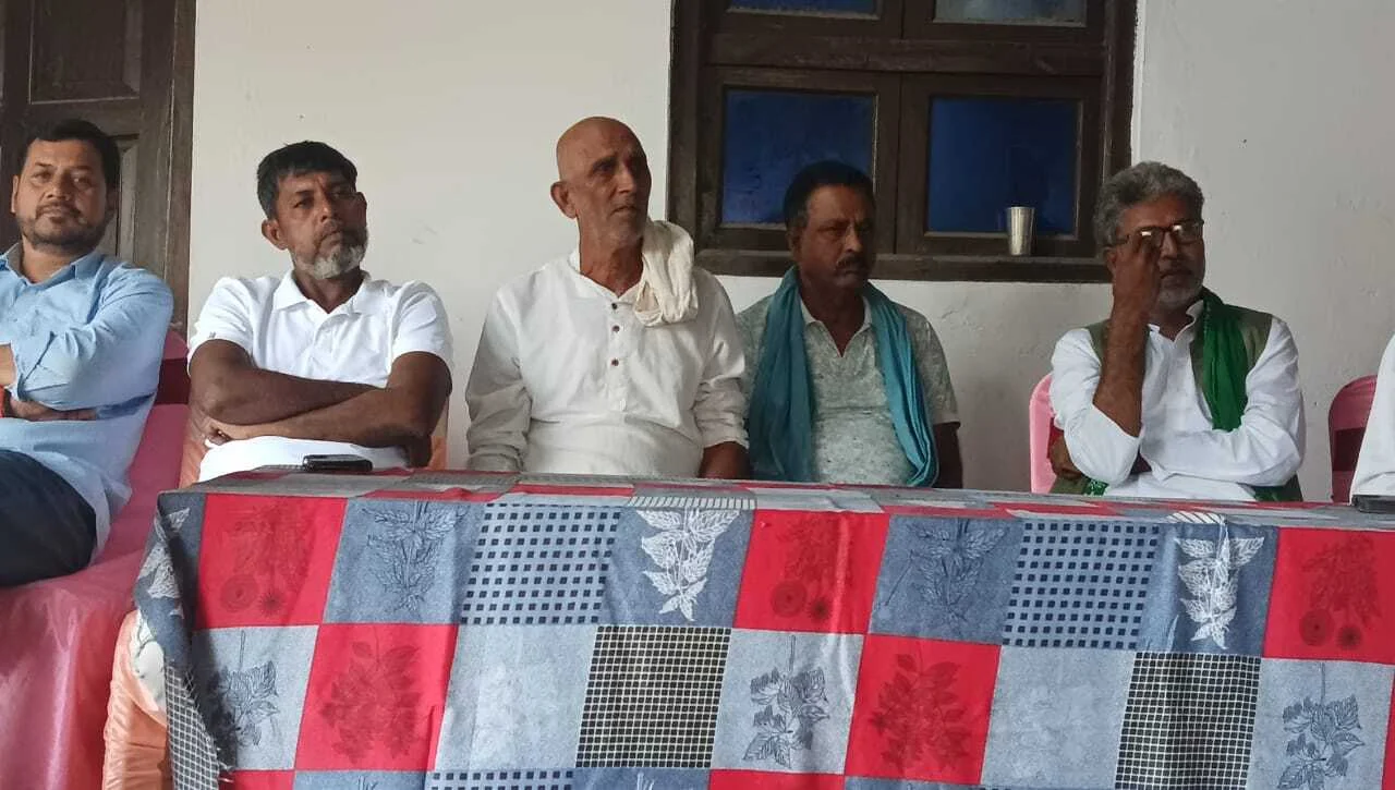 तेघड़ा में सीपीआई उम्मीदवार के विरोध में सीपीआई के कार्यकर्ताओं ने खोला मोर्चा 2