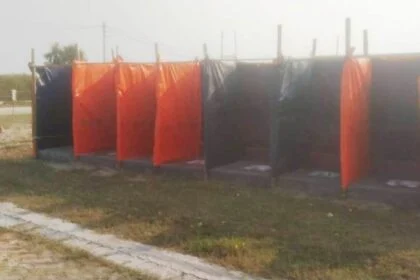 कल्पवास में शौचालय में पर्दे की फट्टी पकड़ कर रहें नहीं तो आपकी लोक लज्जा भंग हो सकती है 31