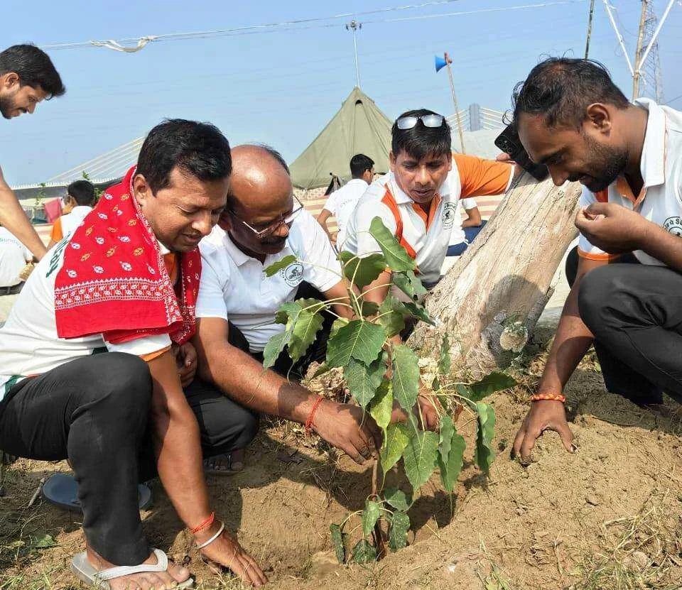 कार्तिक महीने में तुलसी और आंवला के पौधे में जल देना हमारी पुरातन परंपरा है - बौआ हनुमान 2