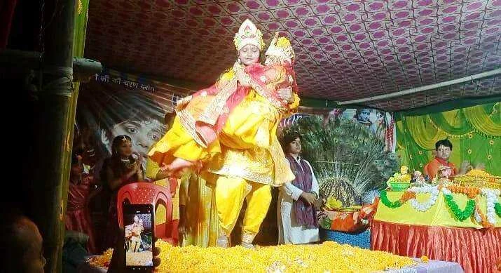 श्रीमद्भागवत कथा के सातवें दिन वीरपुर की धरा धाम पर राधा, कृष्ण के द्वारा खेला गया होली, भाव विभोर हुए श्रोता 3