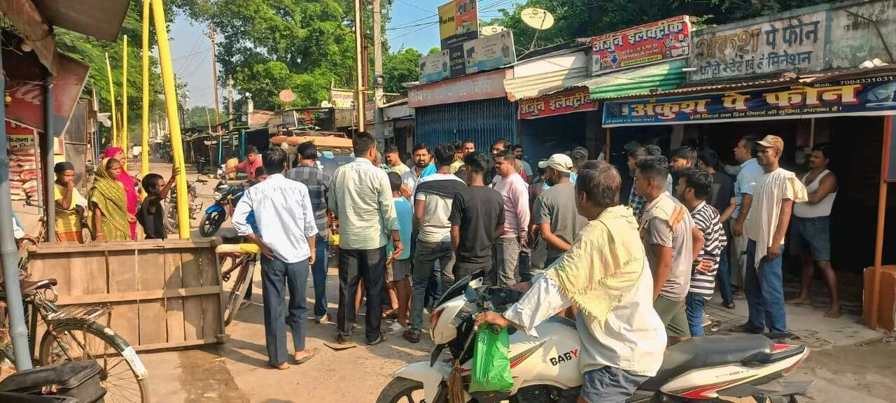 बछवाड़ा बाजार में अज्ञात चोरो ने मोबाईल दुकान में सेंघमारी कर करीब दो लाख रुपये का मोबाईल चोरी कर हुआ फरार 3