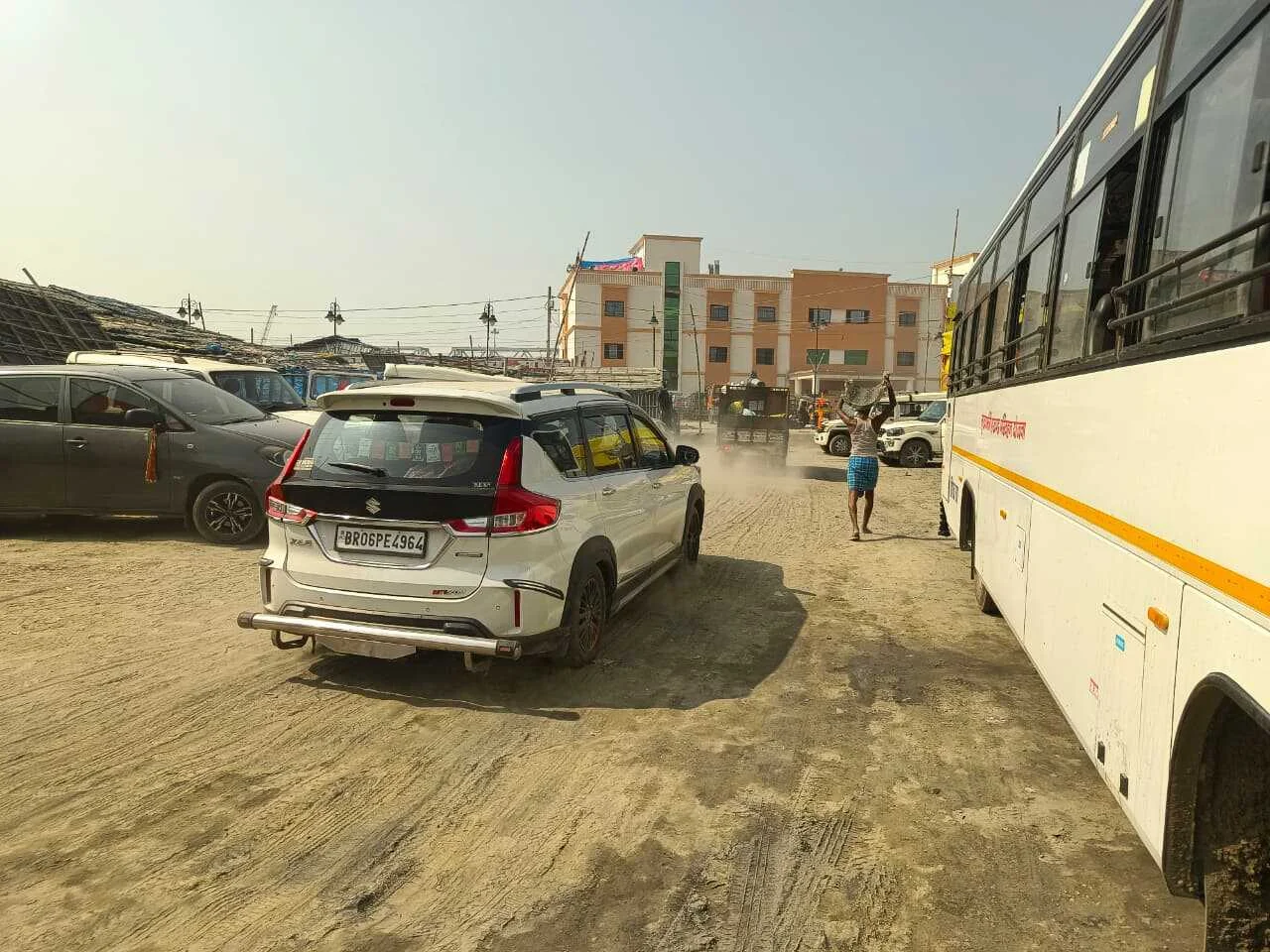 सिमरिया कल्पवास मेला में धूल उड़ाती तेज़ गति से चलती रहती है वाहन,श्रद्धालुओं को होती है परेशानी 2