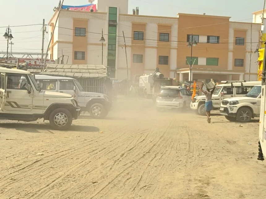 सिमरिया कल्पवास मेला में धूल उड़ाती तेज़ गति से चलती रहती है वाहन,श्रद्धालुओं को होती है परेशानी 1