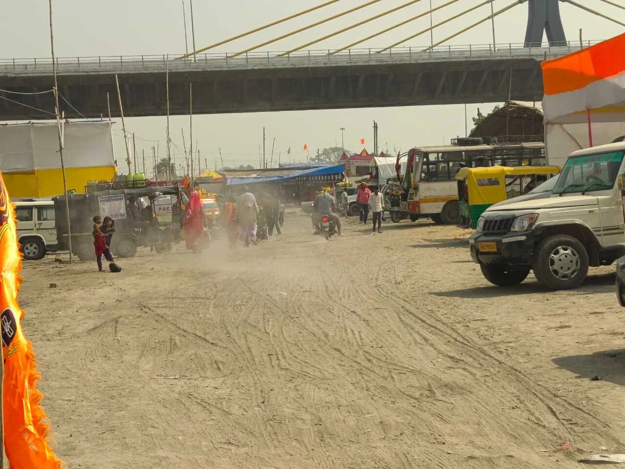 सिमरिया कल्पवास मेला में धूल उड़ाती तेज़ गति से चलती रहती है वाहन,श्रद्धालुओं को होती है परेशानी 3