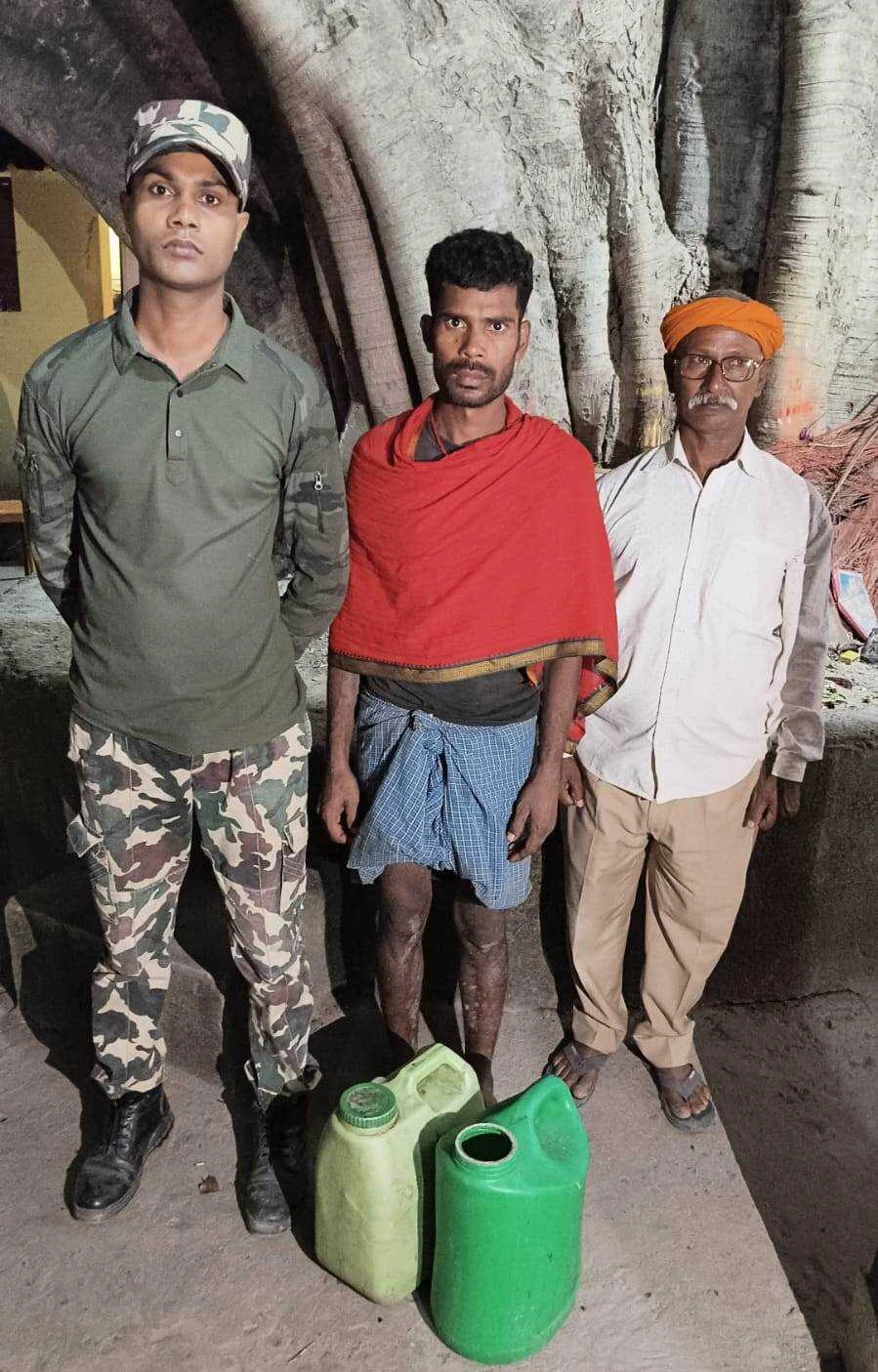 बेगूसराय भगवानपुर पुलिस ने तीस लीटर देशी शराब के साथ एक कारोबारी को किया गिरफ्तार, भेजा जेल 2