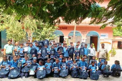 भगवानपुर प्रखंड के विद्यालय में छात्रो के बीच बैग और नोट बुक का किया गया वितरण, छात्रों में खुशी 8
