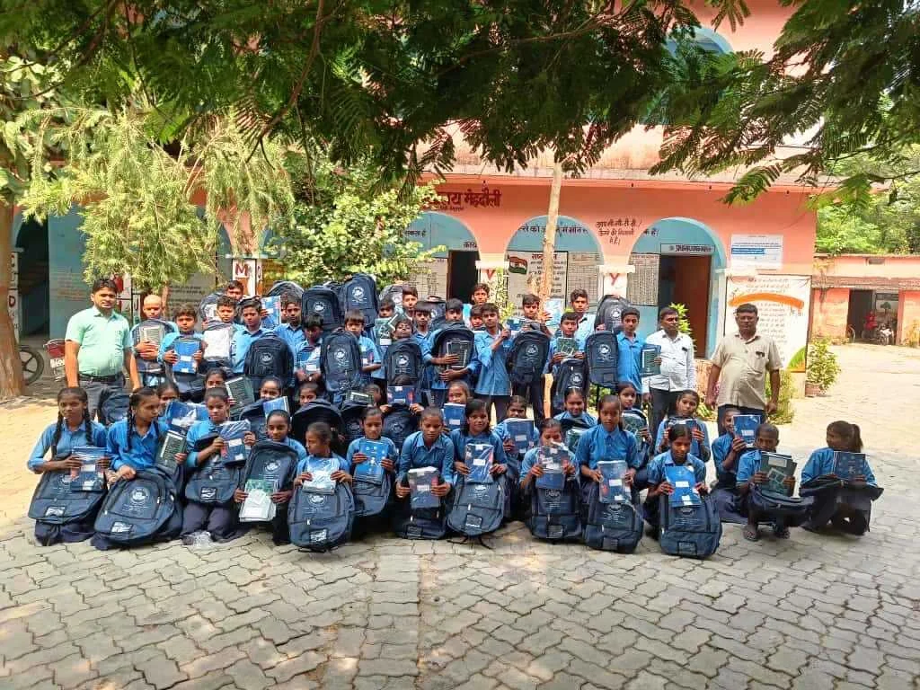 भगवानपुर प्रखंड के विद्यालय में छात्रो के बीच बैग और नोट बुक का किया गया वितरण, छात्रों में खुशी 2