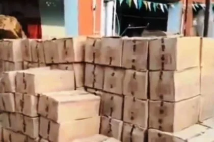 बेगूसराय में वाहन चेकिंग के दौरान कंक्रीट से लदी ट्रक से भारी मात्रा में शराब जप्त, तीन आरोपी गिरफ्तार 21