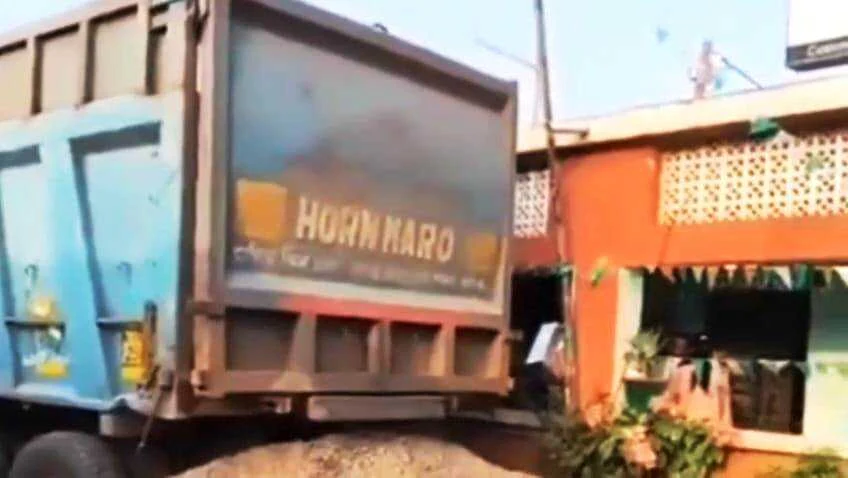 बेगूसराय में वाहन चेकिंग के दौरान कंक्रीट से लदी ट्रक से भारी मात्रा में शराब जप्त, तीन आरोपी गिरफ्तार 2