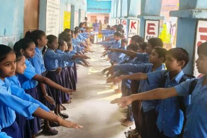 भगवानपुर प्रखंड के विभिन्न विद्यालय में विद्यार्थियों को हाथ धुलाई संबंधित दिया गया शपथ 24