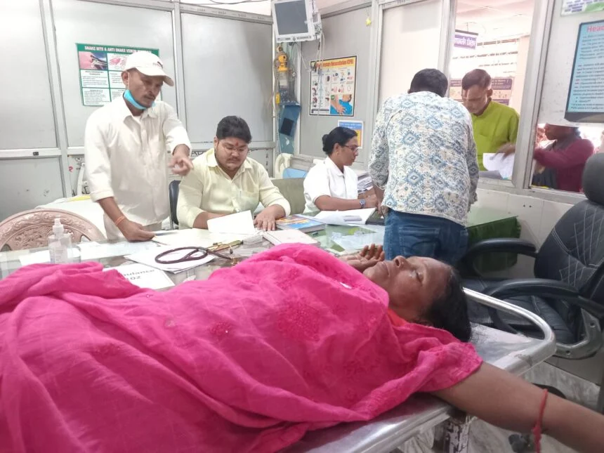 कल्पवास मेला में पूजा आरती के दौरान महिला के कपड़े में पकड़ी आग, झुलसी महिला को गंभीर अवस्था में सदर अस्पताल किया रेफर 1