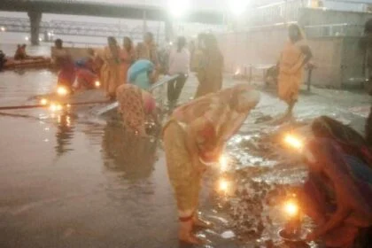 सिमरिया कल्पवास मेला में शाम होते ही सभी महिला श्रद्धालुओं के हाथों में सजी होती है आरती की थाली 28