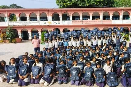 सरकारी विद्यालयों में छात्रों के बीच बैग व नोट बुक किया गया वितरण, छात्रों में खुशी 4