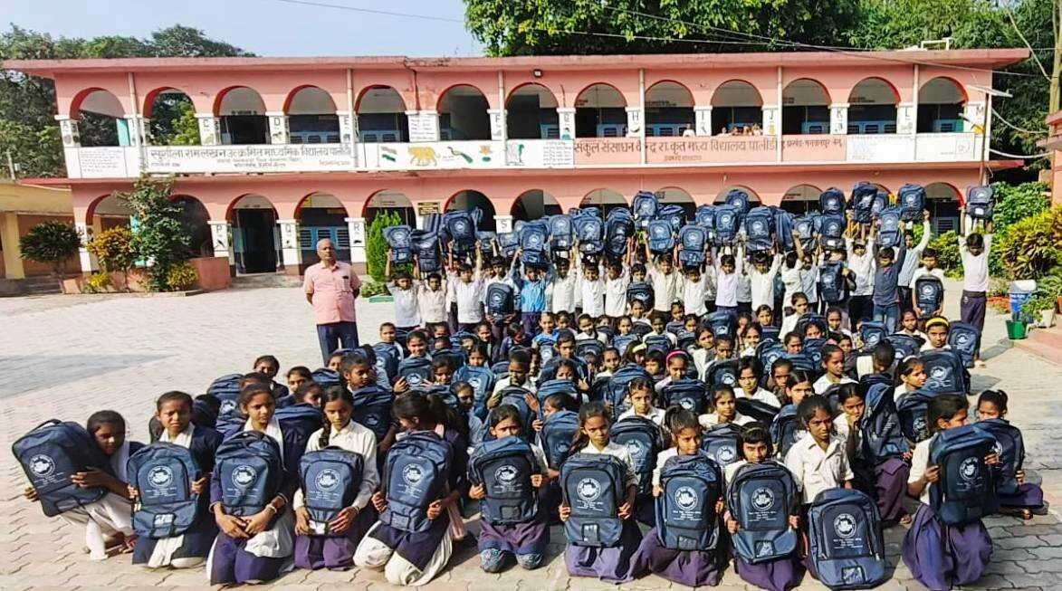 सरकारी विद्यालयों में छात्रों के बीच बैग व नोट बुक किया गया वितरण, छात्रों में खुशी 2