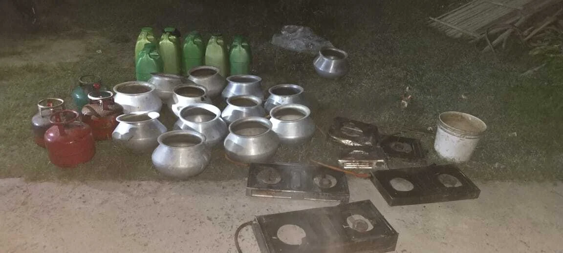 भगवानपुर पुलिस ने देसी शराब के साथ दो कारोबारी को किया गिरफ्तार 2