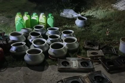 भगवानपुर पुलिस ने देसी शराब के साथ दो कारोबारी को किया गिरफ्तार 19