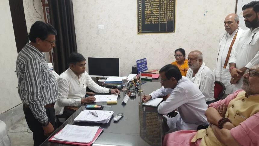 बेगूसराय के तेघड़ा विधानसभा क्षेत्र से भाजपा के बागी उम्मीदवार ललन कुवंर ने अपना नामांकन लिया वापस 1