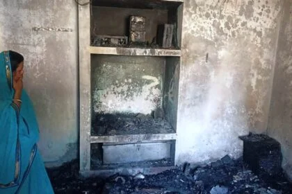 बिजली के शॉट सर्किट से घर में लगी आग, घर में रखा लाखों का समान समेत नगद जलकर राख 19
