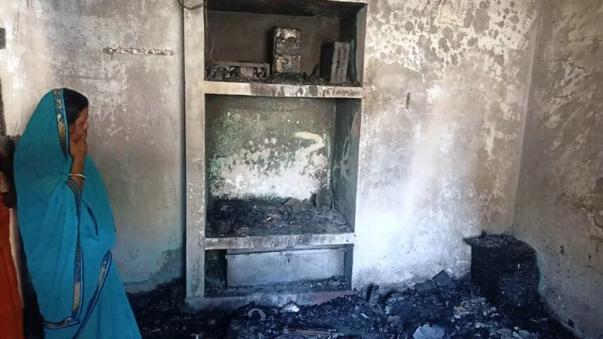 बिजली के शॉट सर्किट से घर में लगी आग, घर में रखा लाखों का समान समेत नगद जलकर राख 1