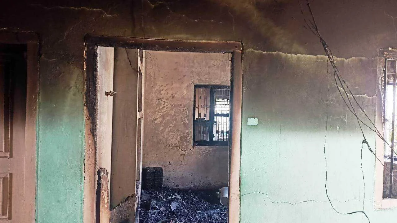 बिजली के शॉट सर्किट से घर में लगी आग, घर में रखा लाखों का समान समेत नगद जलकर राख 3