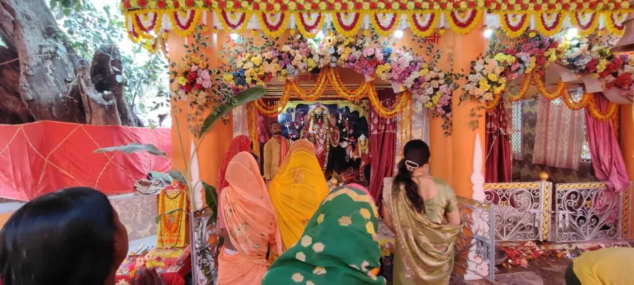 भगवानपुर प्रखंड में निशा पुजा उपरांत खुला मां काली का पट, दर्शन को उमड़ी श्रद्धालुओं की भीड़ 2
