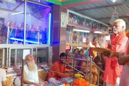 संसार में दो ही प्रकार के लोग सुखी हैं या तो अत्यंत मूढ़ नहीं तो अत्यधिक बुद्धिमान जो भगवान को प्राप्त कर चुके हैं - स्वामी चिदात्मन जी महाराज 4