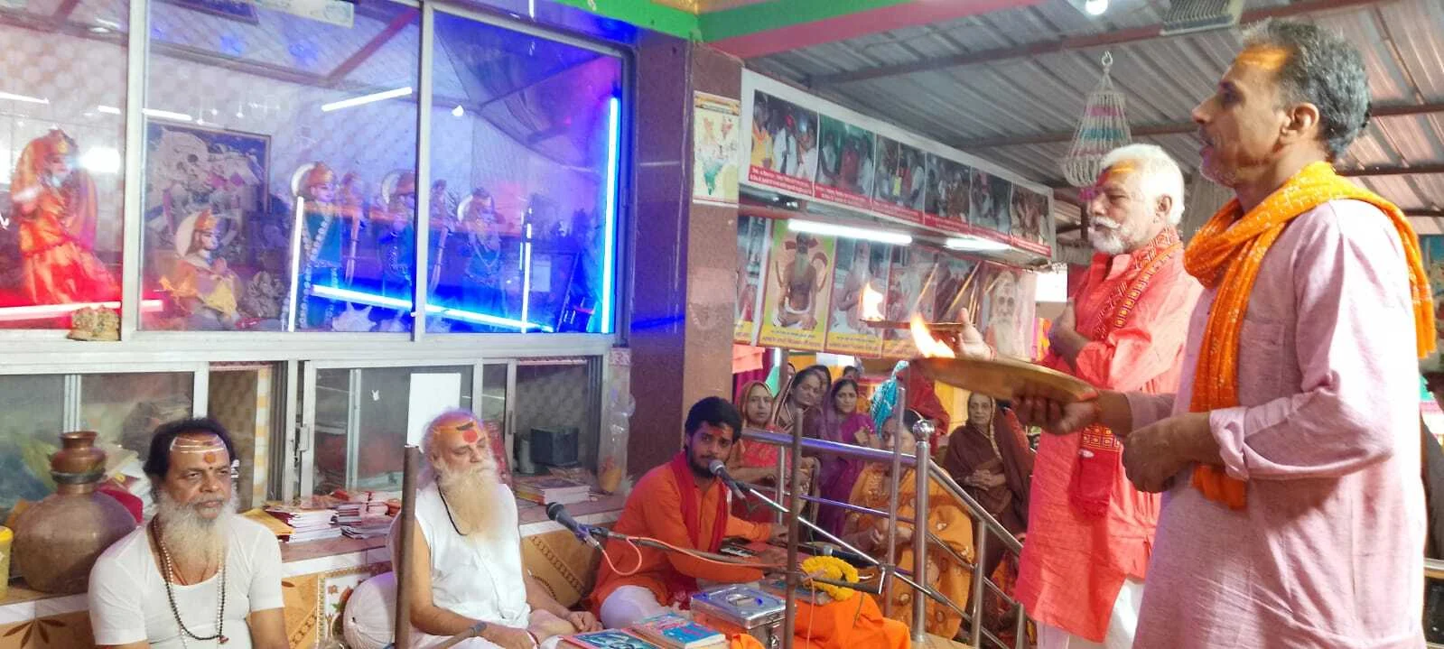 संसार में दो ही प्रकार के लोग सुखी हैं या तो अत्यंत मूढ़ नहीं तो अत्यधिक बुद्धिमान जो भगवान को प्राप्त कर चुके हैं - स्वामी चिदात्मन जी महाराज 2