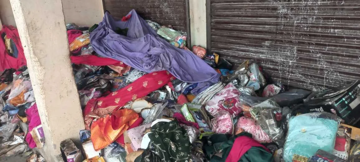 बछवाड़ा में दीपावली की रात अगल-अलग जगहों पर आग लगने से एक कपडे के दूकान समेत दो फूस का घर जलकर राख 3